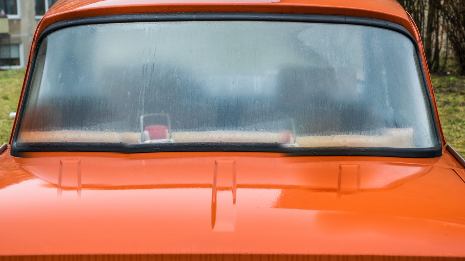 リアウィンドウの曇りを解決した昔ながらのカーアクセサリー