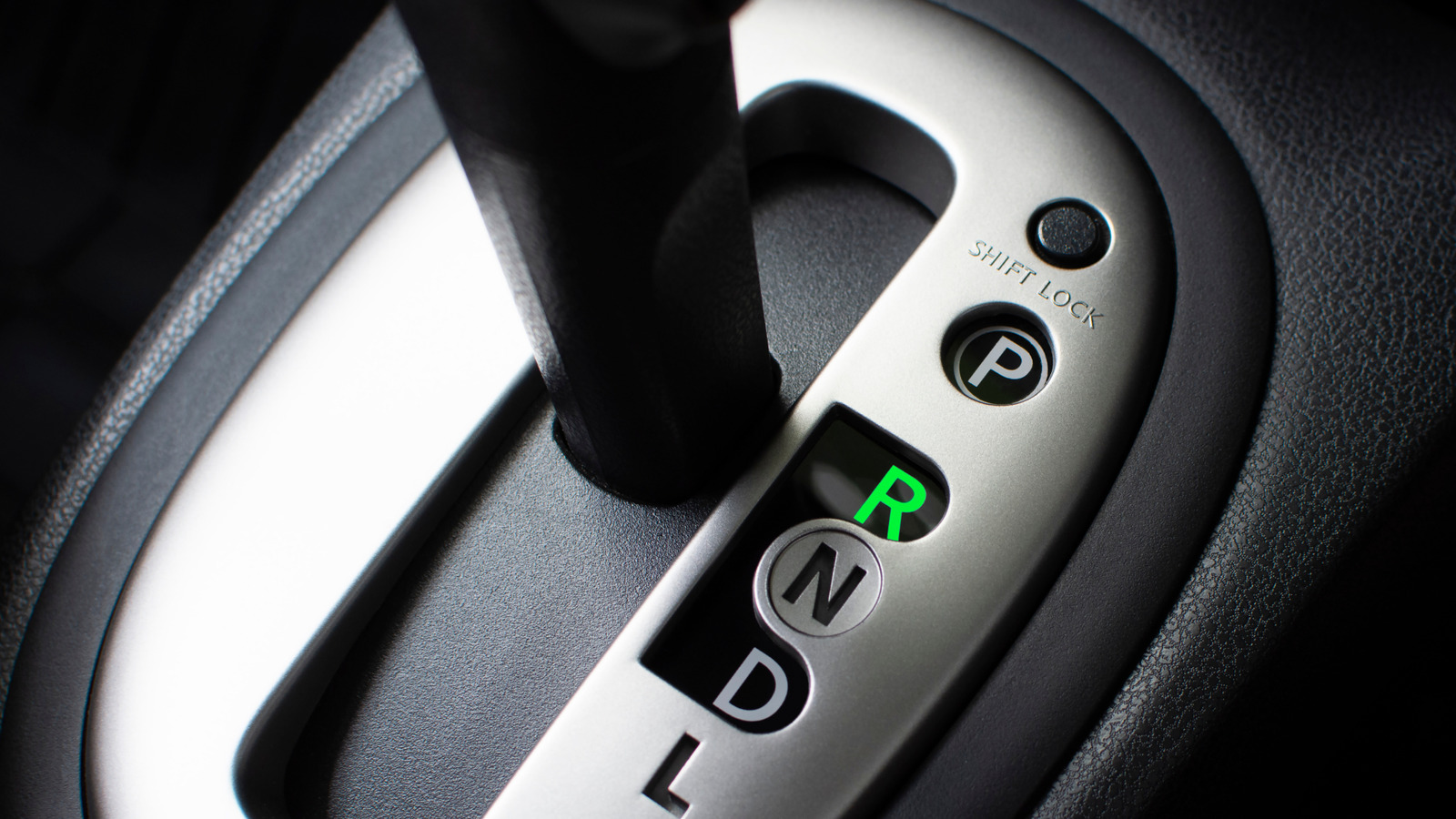 運転中にシフトをリバースに入れると実際に何が起こるか