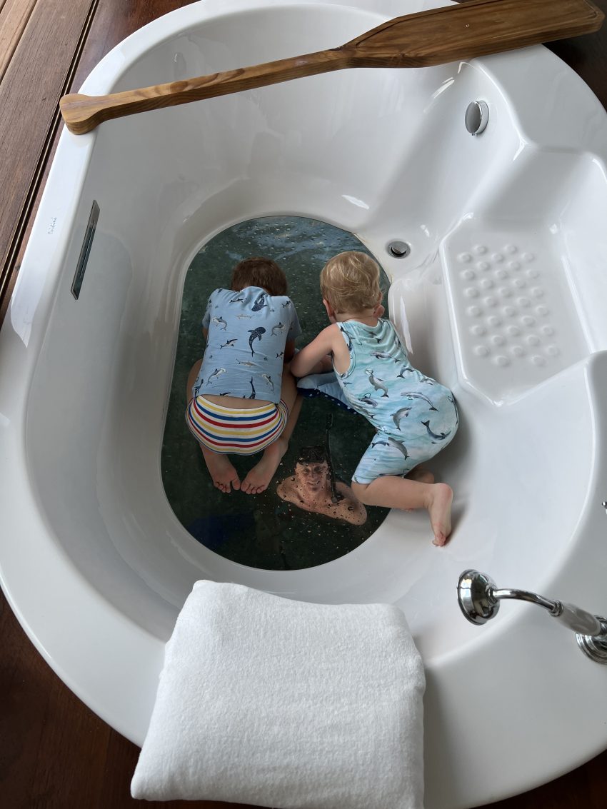 Bath tub with glass bottom Maldives